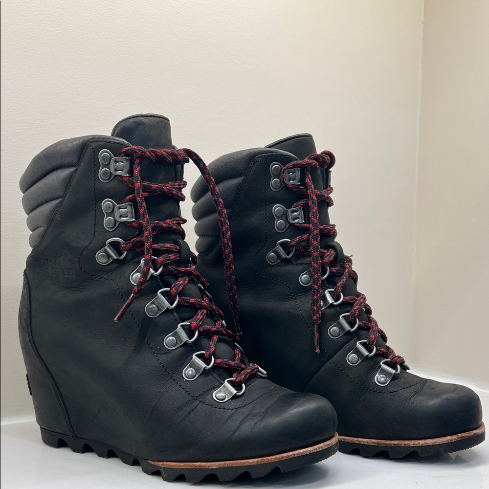 Sorel Conquest Wedge Boots with Red Laces